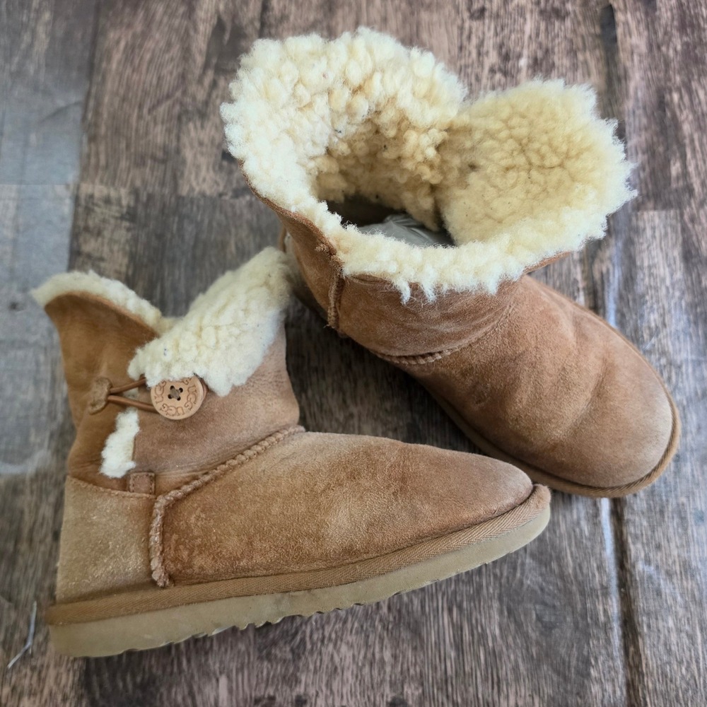 UGG Bailey Button II Boots Kids Size 3 Chestnut Suede Shearling 1017400K